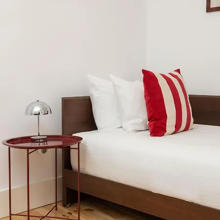 A Janela De Alfama * Bicas