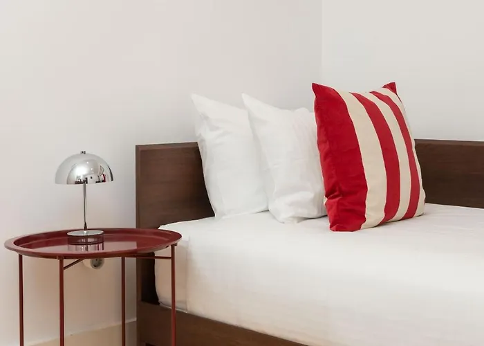 A Janela De Alfama * Bicas