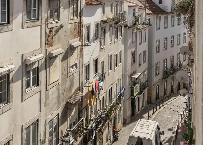 A Janela De Alfama * Bicas